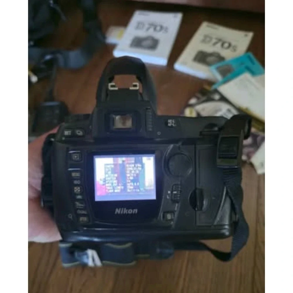 Nikon D70s DSLR Camera Kit w/ Lens & Bag